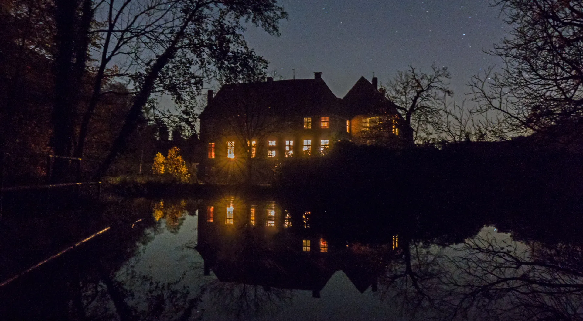 Wasserschloss Egelborg bei Nacht