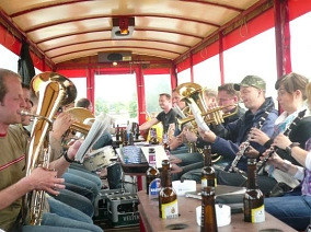 Asbecker Musikkapelle mit dem Pengel-Anton auf Fahrt Lustige Pengel-Anton-Tour mit dem Musikverein Asbeck © Verkehrsverein des Dahliendorfes Legden e. V.
