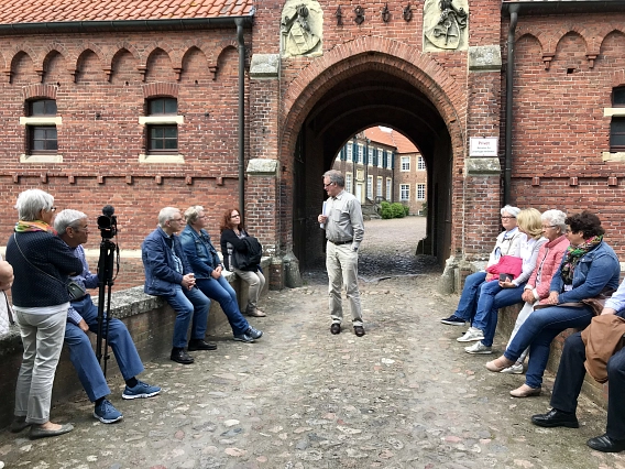 Besichtigung und Führung im Innenhof von Haus Egelborg&nbsp;&copy;&nbsp;Anne Kleideiter