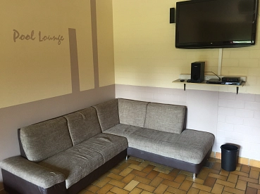 Lounge im Jugendhaus Pool