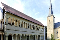 Säulengang Dormitorium und Kirchturm Säulengang Dormitorium und Kirchturm © Jürgen Göckemeyer