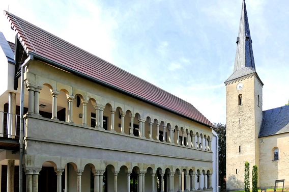 Säulengang Dormitorium und Kirchturm&nbsp;&copy;&nbsp;Jürgen Göckemeyer