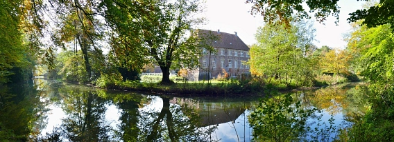 Schloss mit Gräfte Schloss mit Gräfte © Jürgen Göckemeyer