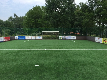 Soccerfeld am Jugendhaus Pool